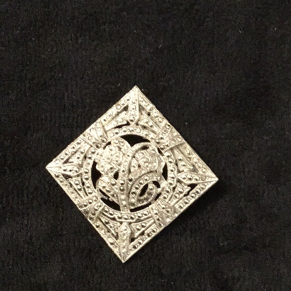 Jewelry - Brooch